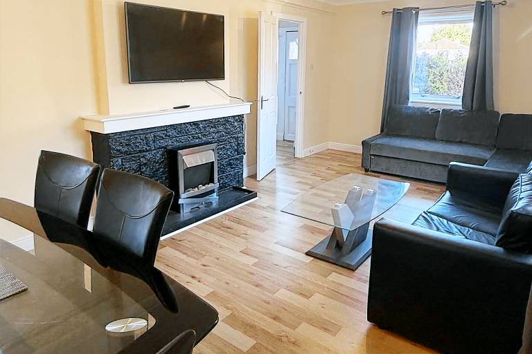 Cozy Kirkcaldy Hideaway 3br House