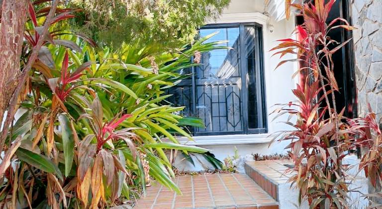 House with hot tub — photo 4