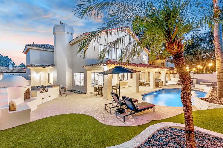 Desert Sol l Heated Pool l Hot Tub l Putting Green