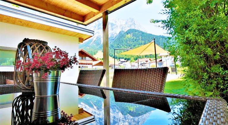 Apartment with patio, barbeque & yard | Ski nearby | Dogs allowed — photo 3