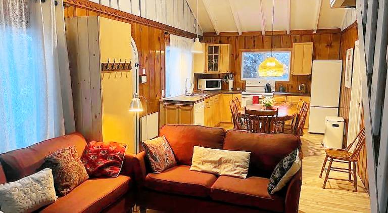 Chalet with yard, barbeque & jacuzzi | Pet-friendly in Val David, QC