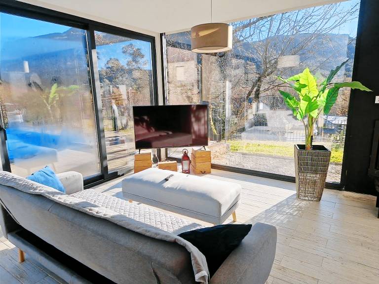 Vacation home with patio, fast internet & pool | Garden view | Pets are welcome — photo 2