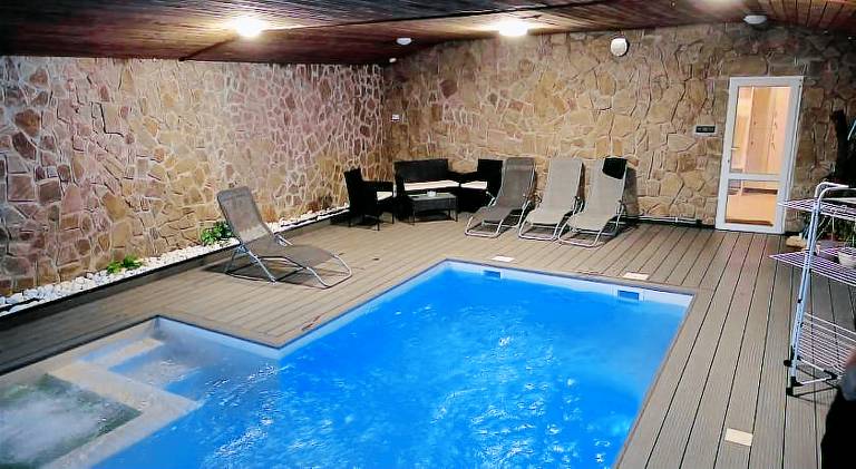 Vacation home with patio, BBQ & hot tub — photo 5
