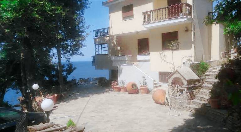 Βίλα Άγιος Κωνσταντίνος