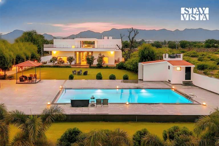 1858 m&sup2; Villa