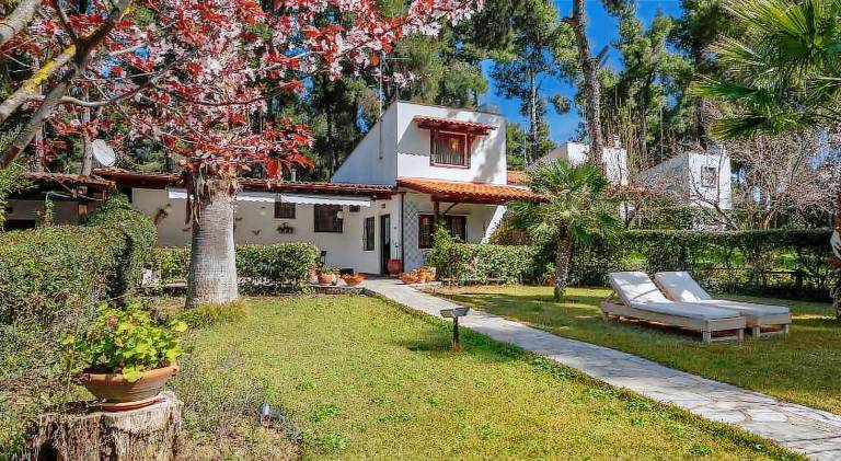 Fully equipped beautiful villa with barbeque, patio & yard | Pets are welcome in Kassandra