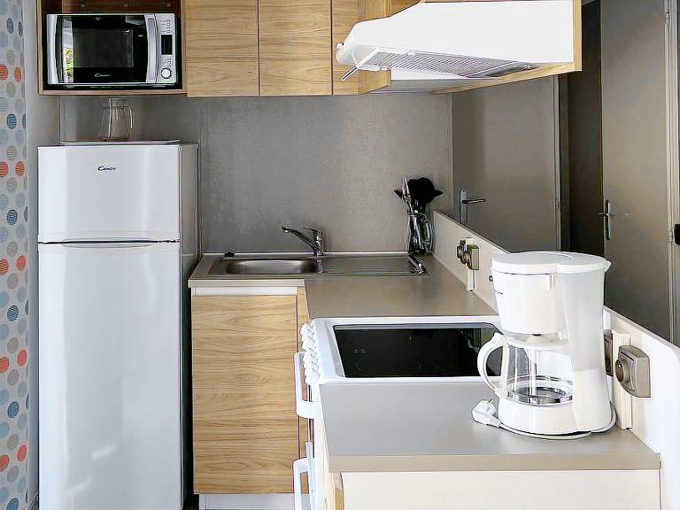 Family-friendly mobile home with patio & heated pool | Pet-friendly — photo 5