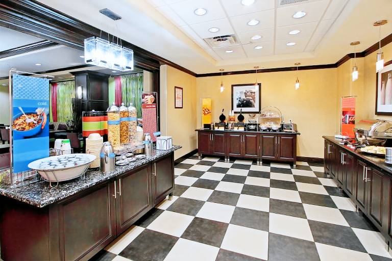 Hampton Inn Beeville — photo 4