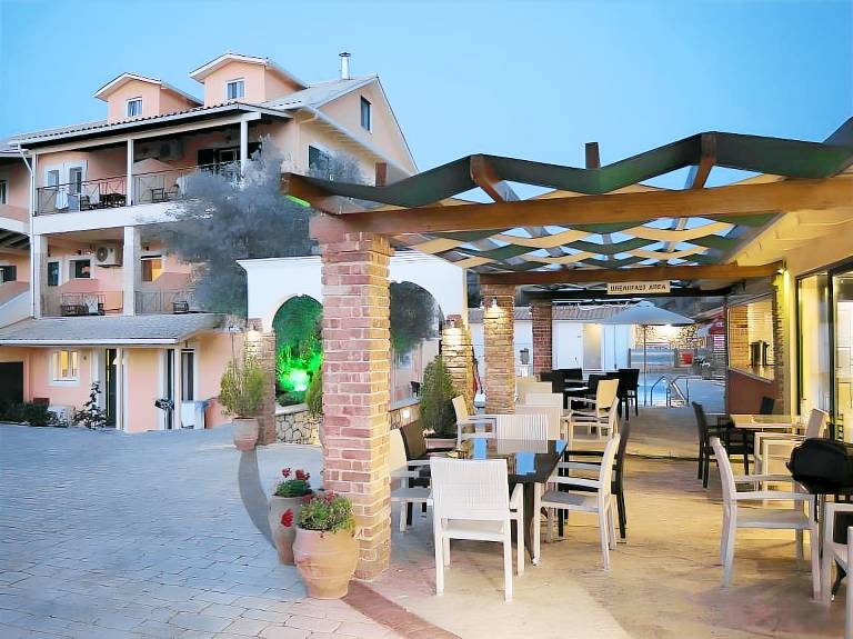 Charming serviced apartment with pool, barbecue & garden | Dogs allowed — photo 4