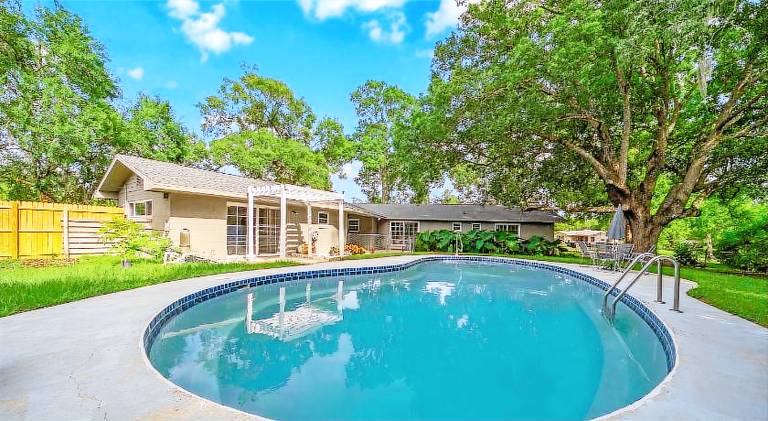 Vacation home with pool — photo 5