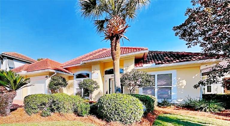 Beach Beauty 4 bed 3 bath home 5 min walk to beach in gated community in Destin, FL