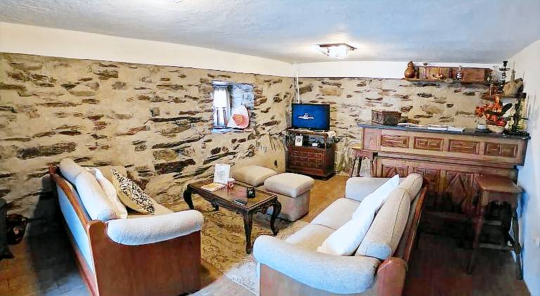 Vacation home with barbeque & patio — photo 3