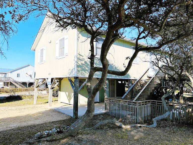 KH4231- Just One Block Off the Beach! 3 BRs, Close to Beach, Dog Friendly! — photo 3