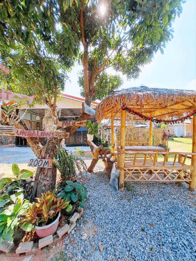 Bungalow with pool, yard & barbeque — photo 4