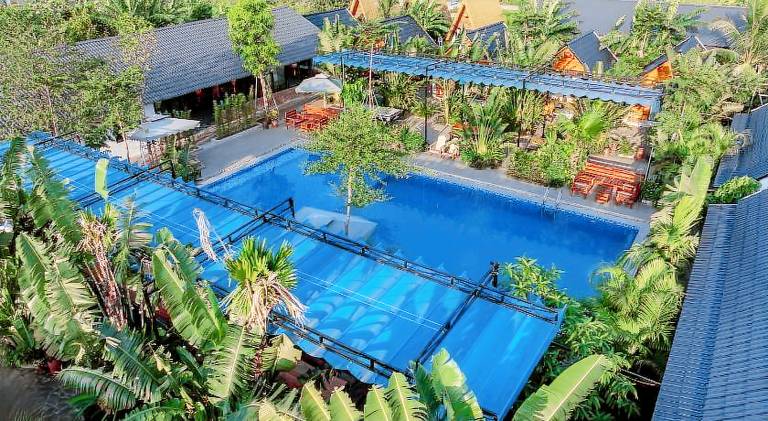 Bungalow with barbeque, pool & yard | Water view — photo 4