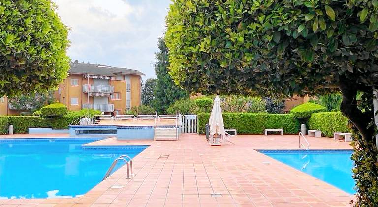 Serviced apartment with garden, patio & pool — photo 2