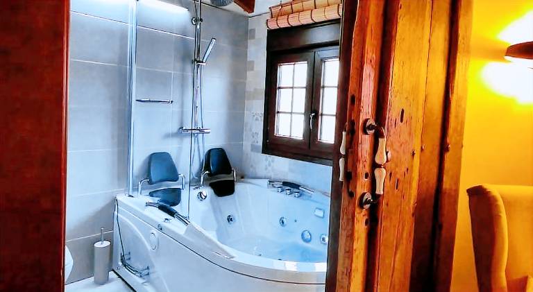 Vacation home with BBQ & jacuzzi — photo 3