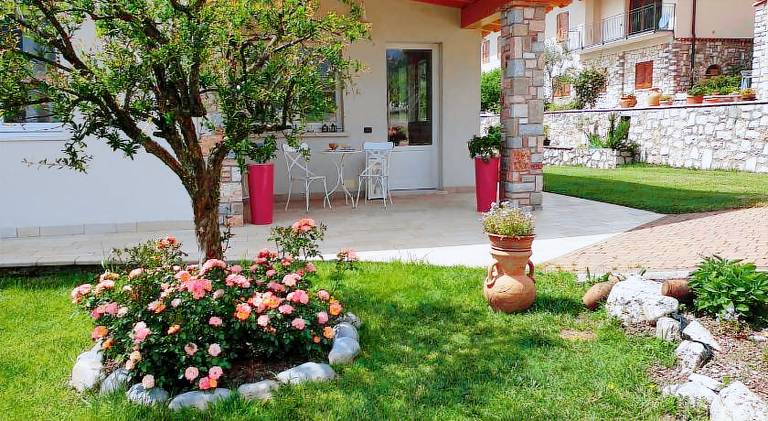 Holiday apartment with terrace & garden in Tremosine