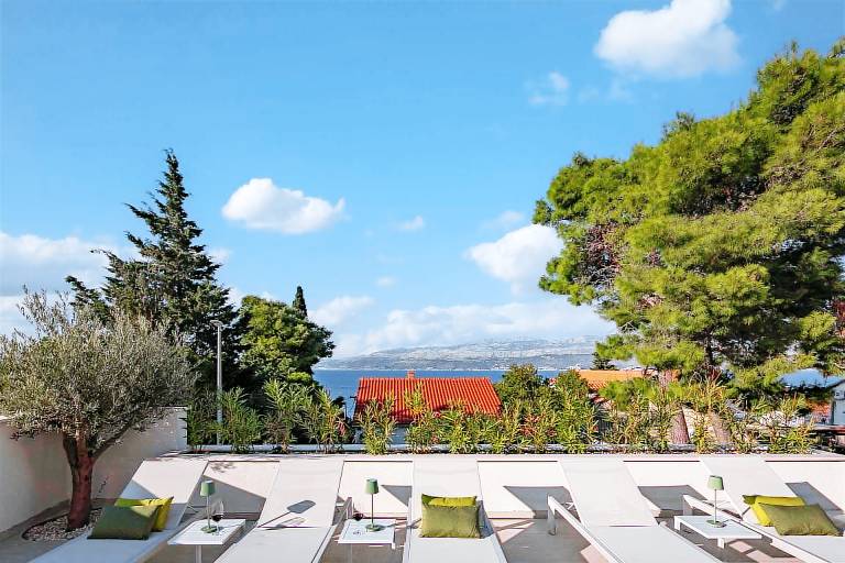 Villa with terrace, yard & grill — photo 3
