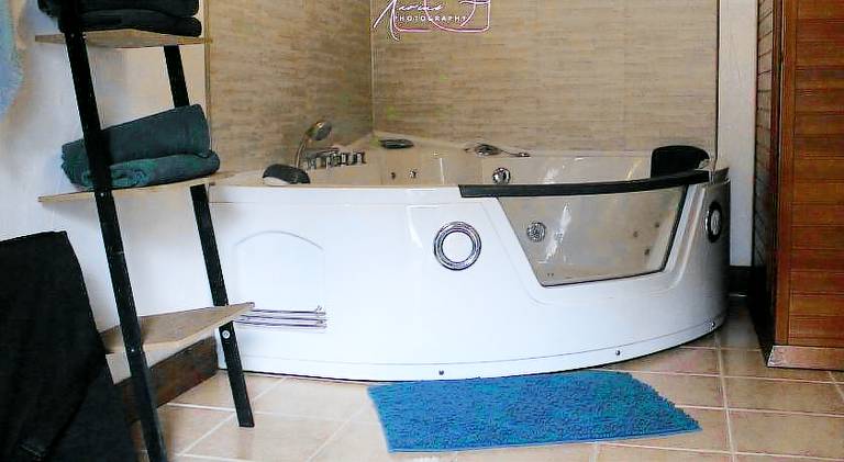House with jacuzzi — photo 3