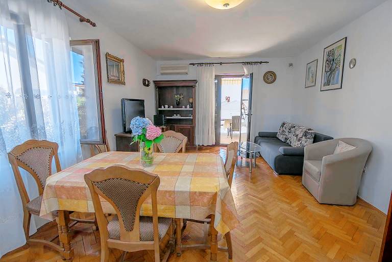 Pleasant apartment with BBQ & yard | Pets allowed — photo 5