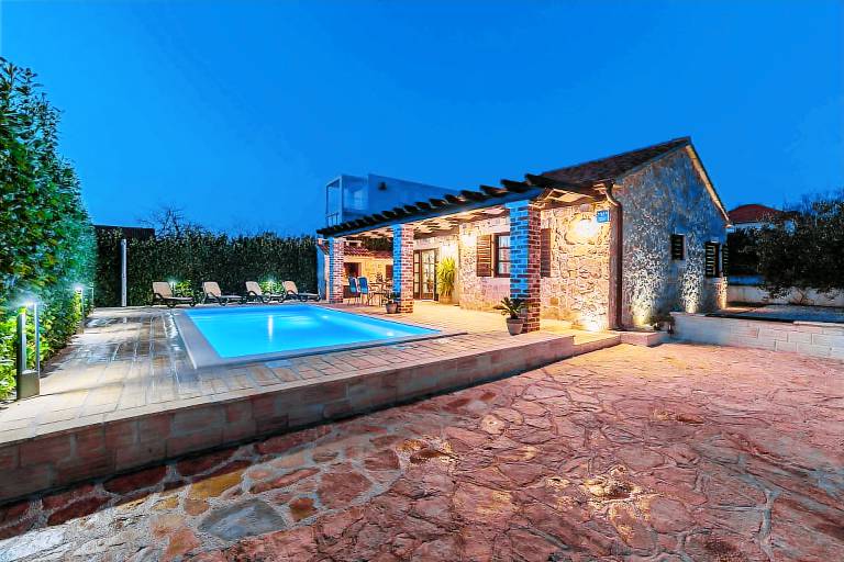 Vacation home with patio, barbecue & yard — photo 2