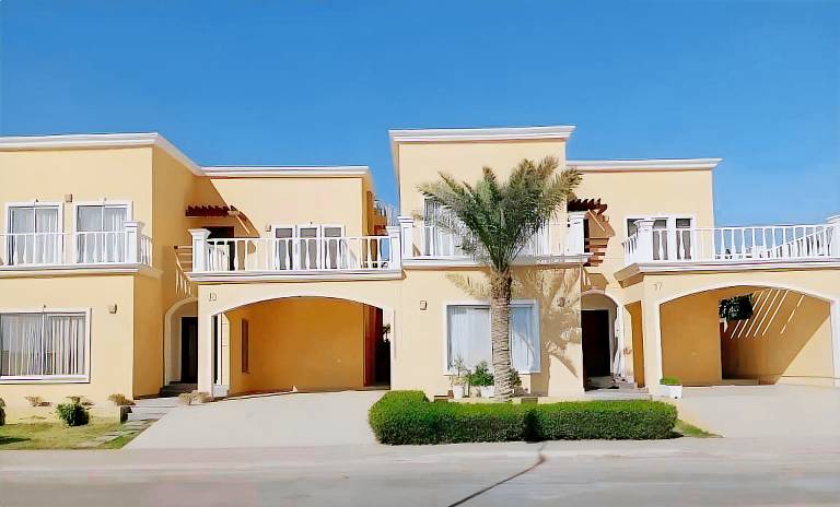 Bungalow with garden in Karachi