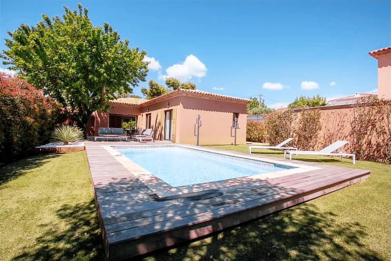 Villa with patio, BBQ & private pool | Garden view | Perfect for remote work — photo 4