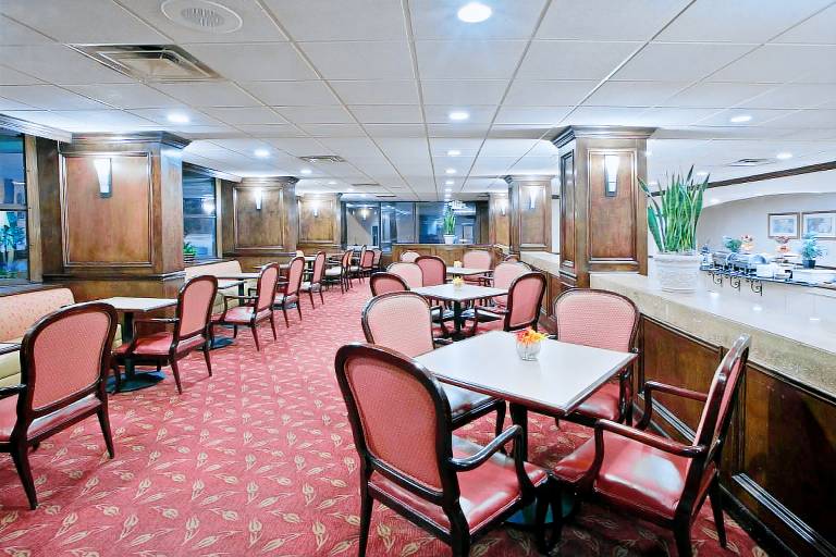 La Quinta Inn & Suites by Wyndham Downtown Conference Center — photo 4