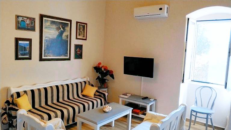 Traditional Country House with Shared Terrace, Wi-Fi, and Air Conditioning — photo 3