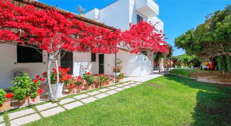 Charming serviced apartment with pool, terrace & yard | Beach nearby | Pet-friendly — photo 3