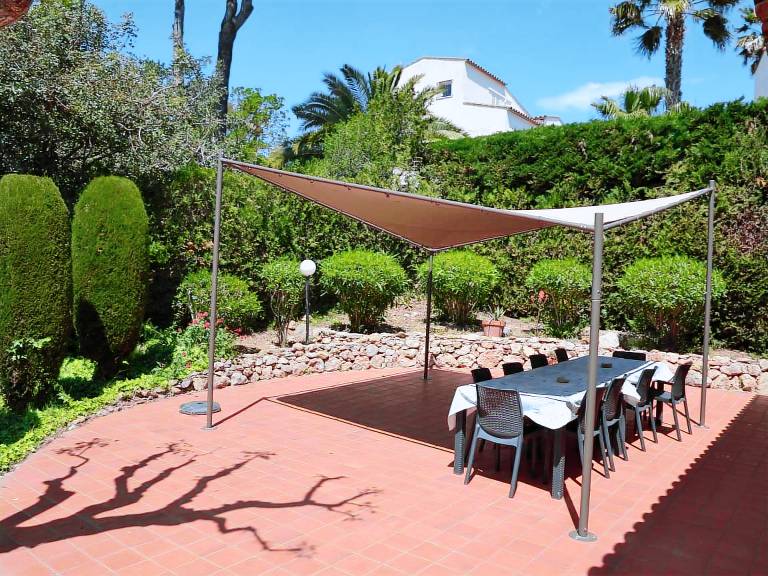 Vacation home with private pool, garden & barbecue — photo 4