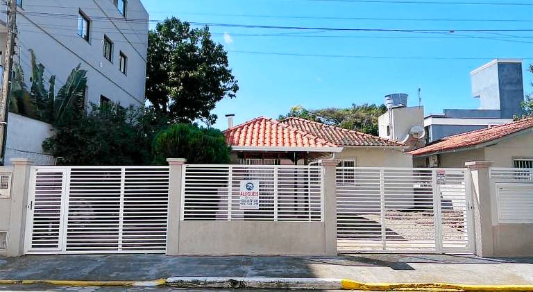 Vacation home with garden & barbeque in Bombinhas