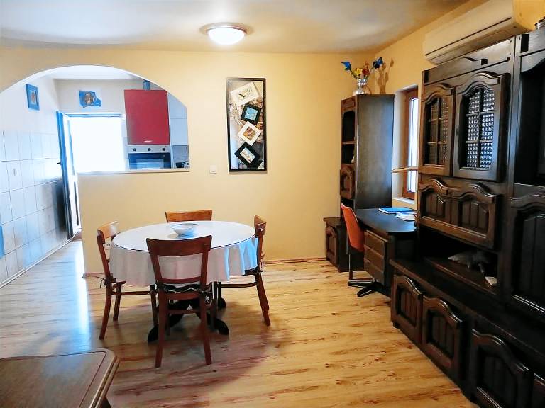 Apartment with grill, yard & patio — photo 5