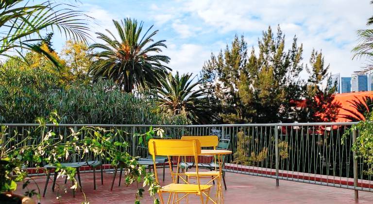 Serviced apartment with yard & terrace — photo 5