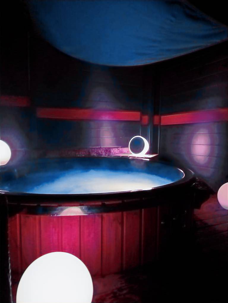 Rental apartment with hot tub, fast internet & pool | City view — photo 2