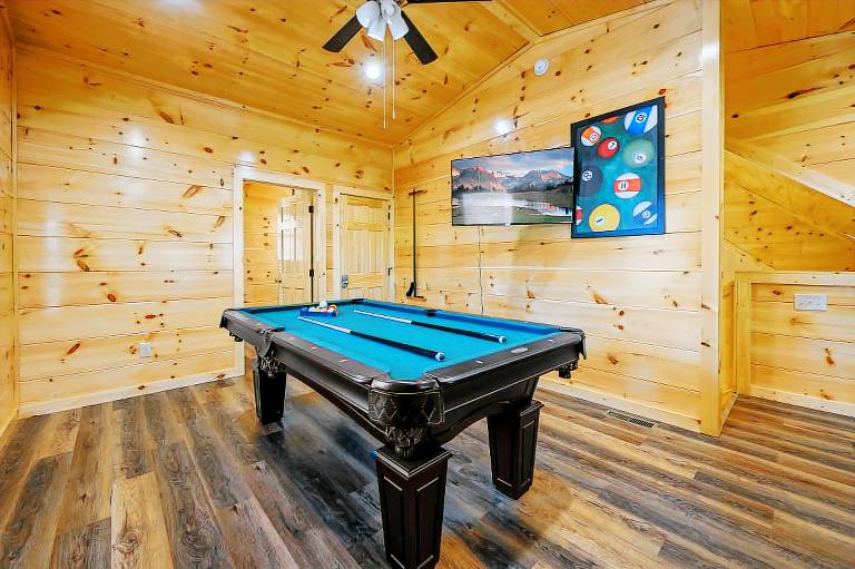 Great Location! Heart of Pigeon Forge. Dog Friendly, Hot tub, Pool Table! — photo 5