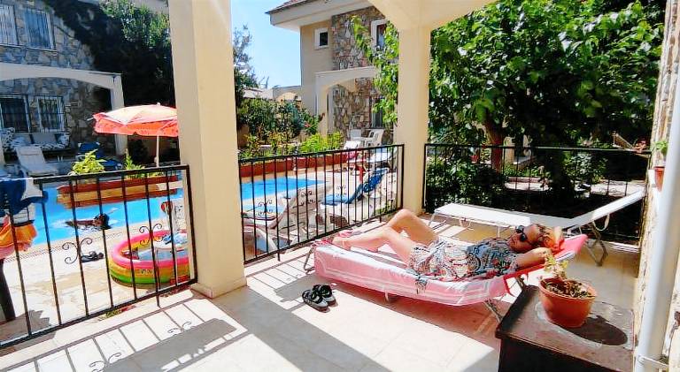 Serviced apartment with patio, pool & barbeque — photo 4