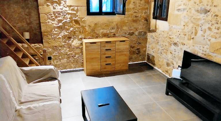 Vacation home with yard & patio in Platanias