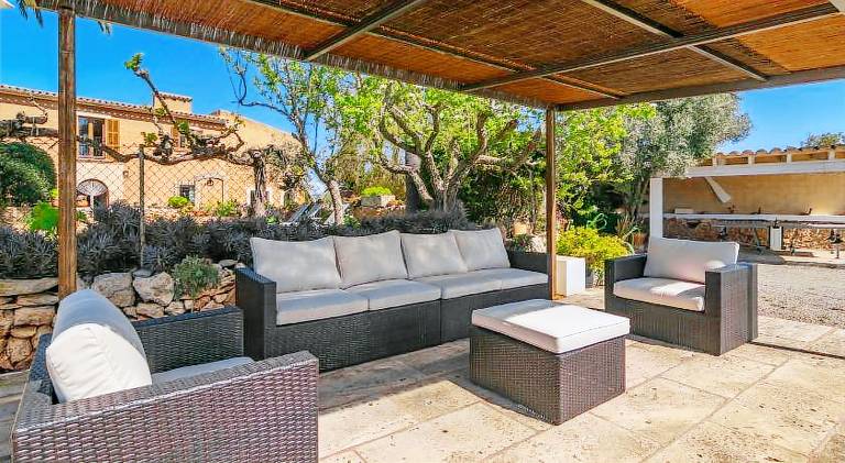 Apartment with barbeque, yard & patio — photo 4