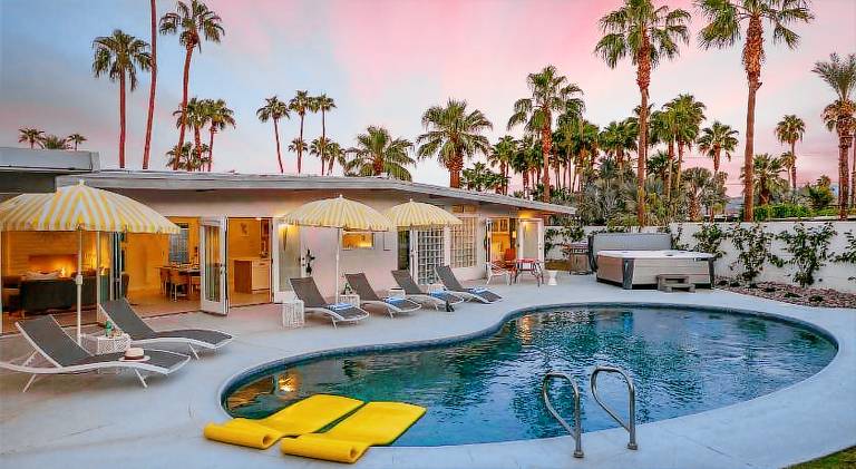 Villa with jacuzzi & private pool in Palm Springs, CA
