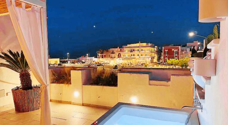 House with jacuzzi — photo 4