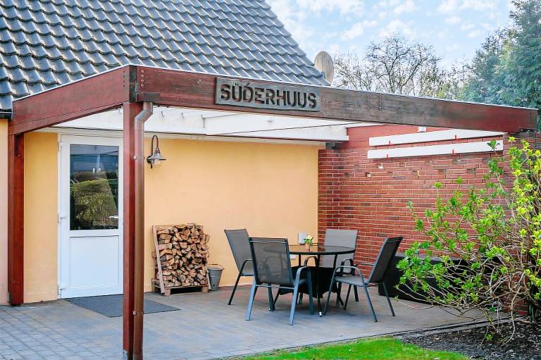 Apartment 'Süderhuus' with Private Terrace, Private Garden and Wi-Fi in Wangerland