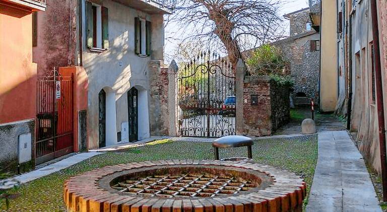 Apartment | Beach nearby | Pet-friendly in Gardone Riviera