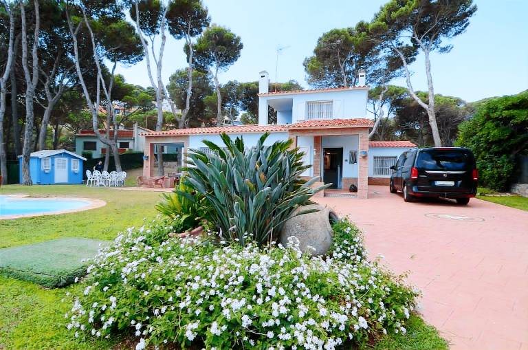 Fully equipped villa with patio, yard & grill | Close to the beach | Pets allowed — photo 2
