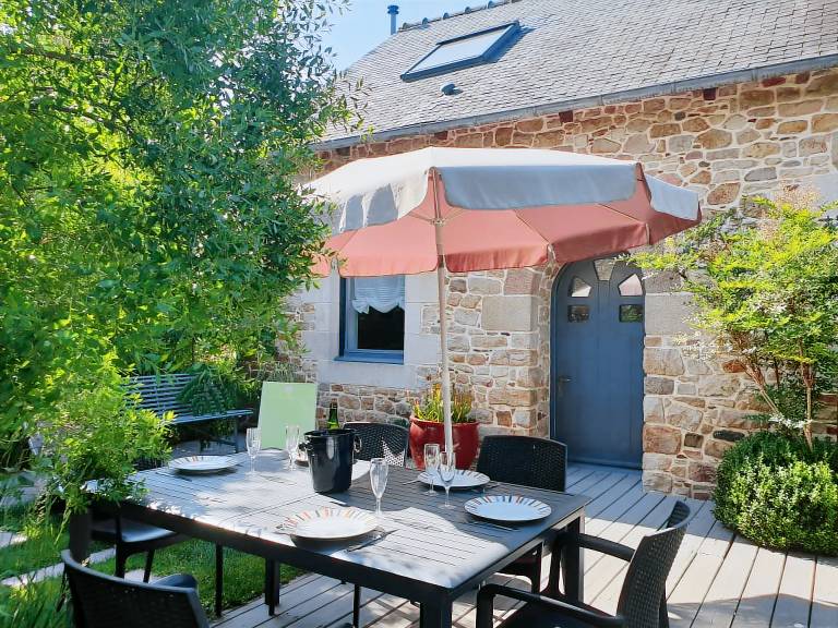 Vacation home with terrace, garden & fast internet | Garden view — photo 2