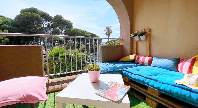 Rental apartment with patio — photo 3