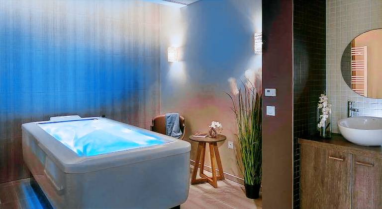Serviced apartment with pool, patio & yard — photo 3