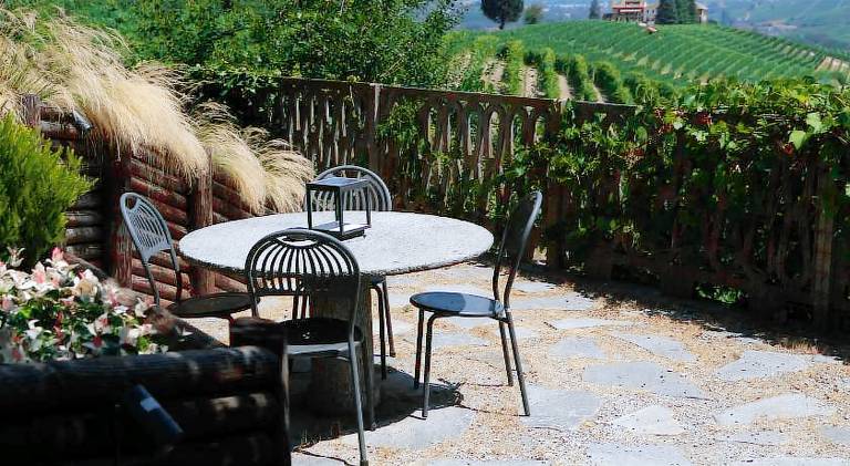 Holiday apartment with garden & patio in La Morra