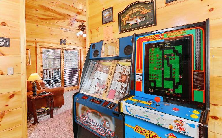 Awesome Getaway and a Theater - Hot Tub Bliss Meets Home Theater Fun — photo 2